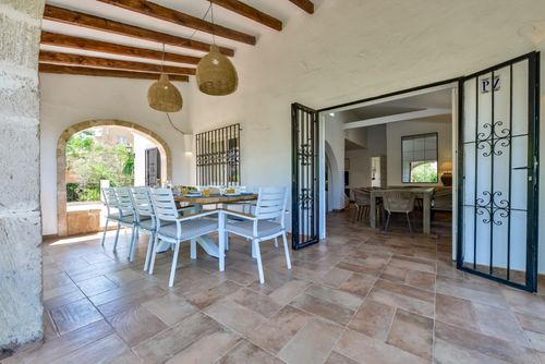 Las Buganvillas Large and nice villa with private pool in Jávea, Costa Blanca, Spain for 10 persons. The house is situated in a residential beach area and at 3 km from El Arenal, Jávea beach....