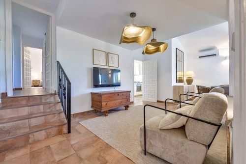 Las Buganvillas 8 pax Amplia y encantadora villa en Xàbia, Costa Blanca, España, con piscina privada para 8 personas. La casa está situada en una zona residencial de playa y a 3 km de la playa El Arenal, Xàbia....