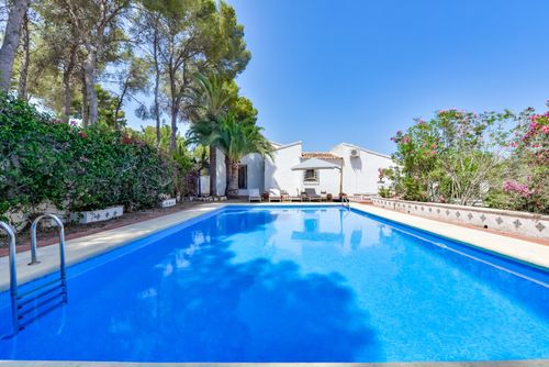 Las Buganvillas 6 pax Large and nice villa in Jávea, Costa Blanca, Spain with private pool for 6 persons. The house is situated in a residential beach area and at 3 km from El Arenal, Jávea beach....