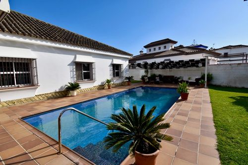 El Puerto Große und komfortable Villa in Chiclana de la Frontera, Costa de la Luz, Spanien, mit privatem Pool für 10 Personen. Das Haus befindet sich in einem urbanen Strandgebiet, in der Nähe von Restaurants, Bars und Geschäften, 3 km vom Strand La Barrosa entfernt....