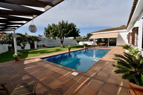 El Puerto Große und komfortable Villa mit privatem Pool in Chiclana de la Frontera, Costa de la Luz, Spanien für 10 Personen. Das Haus befindet sich in einem urbanen Strandgebiet, in der Nähe von Restaurants, Bars und Geschäften, 3 km vom Strand La Barrosa entfernt....