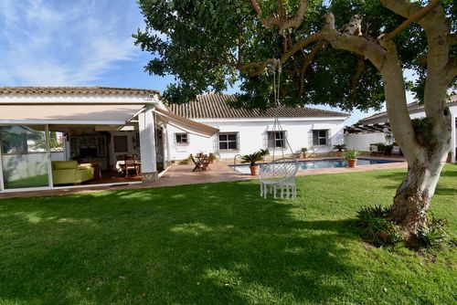 El Puerto Amplia y cómoda villa en Chiclana de la Frontera, Costa de la Luz, España, con piscina privada para 10 personas. La casa se encuentra en una zona residencial cercana a la playa, cerca de restaurantes, bares y tiendas, a 3 km de la playa de La Barrosa....