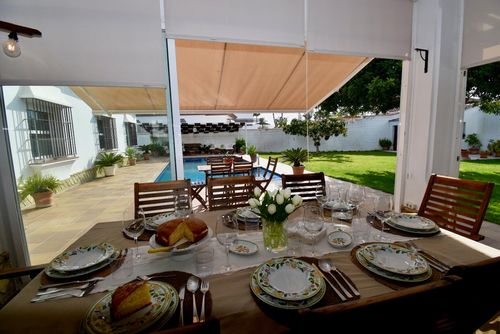 El Puerto Große und komfortable Villa mit privatem Pool in Chiclana de la Frontera, Costa de la Luz, Spanien für 10 Personen. Das Haus befindet sich in einem urbanen Strandgebiet, in der Nähe von Restaurants, Bars und Geschäften, 3 km vom Strand La Barrosa entfernt....