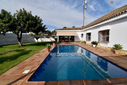 El Puerto Amplia y cómoda villa en Chiclana de la Frontera, Costa de la Luz, España, con piscina privada para 10 personas. La casa se encuentra en una zona residencial cercana a la playa, cerca de restaurantes, bares y tiendas, a 3 km de la playa de La Barrosa....