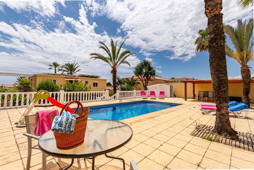 Barrina Wundervolle und charmante Villa in Benidorm, Costa Blanca, Spanien, mit einem privaten Pool für 10 Personen. Das Haus befindet sich in einer Küsten-, hügeligen und urbanen Gegend, nahe Supermärkten, 3 km von Benidorm, Finestrat, La Vila Joiosa Strand und 3 km von La Nucia, Benidorm....