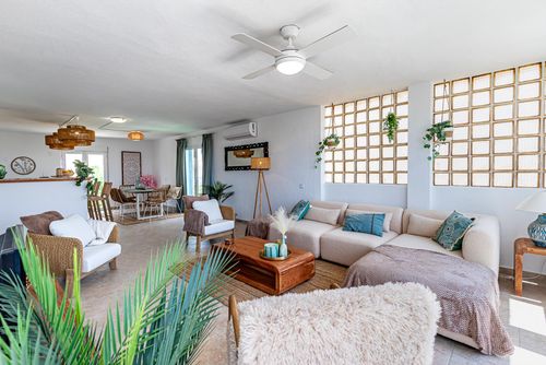 Barrina Wundervolle und charmante Villa in Benidorm, Costa Blanca, Spanien, mit einem privaten Pool für 10 Personen. Das Haus befindet sich in einer Küsten-, hügeligen und urbanen Gegend, nahe Supermärkten, 3 km von Benidorm, Finestrat, La Vila Joiosa Strand und 3 km von La Nucia, Benidorm....