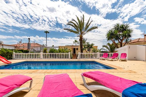 Barrina Wundervolle und charmante Villa in Benidorm, Costa Blanca, Spanien, mit einem privaten Pool für 10 Personen. Das Haus befindet sich in einer Küsten-, hügeligen und urbanen Gegend, nahe Supermärkten, 3 km von Benidorm, Finestrat, La Vila Joiosa Strand und 3 km von La Nucia, Benidorm....