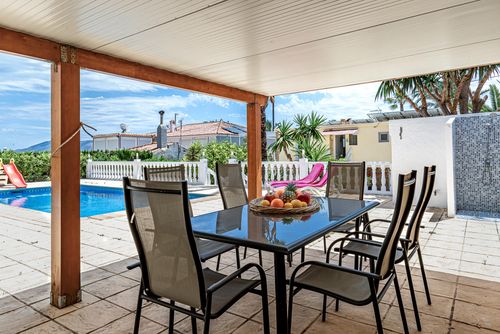 Barrina Magnifique et charmante villa à Benidorm, Costa Blanca, Espagne, avec une piscine privée pour 10 personnes. La maison est située dans une zone côtière, vallonnée et urbaine, à proximité des supermarchés, à 3 km de Benidorm, Finestrat, de la plage de La Vila Joiosa, et à 3 km de La Nucia, Benidorm....