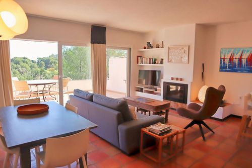 Casa Pabas Lovely and comfortable apartment in Altea, Costa Blanca, Spain with a communal pool for 4 persons. The apartment is situated in a golf resort, close to restaurants and bars, and is 3 km from Olla beach....