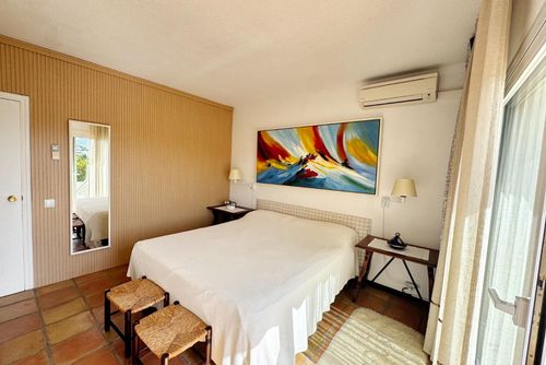 Casa Pabas Bel et confortable appartement à Altea, Costa Blanca, Espagne, avec une piscine commune pour 4 personnes. L'appartement est situé dans un complexe de golf, à proximité de restaurants et de bars, et à 3 km de la plage de L'Olla....