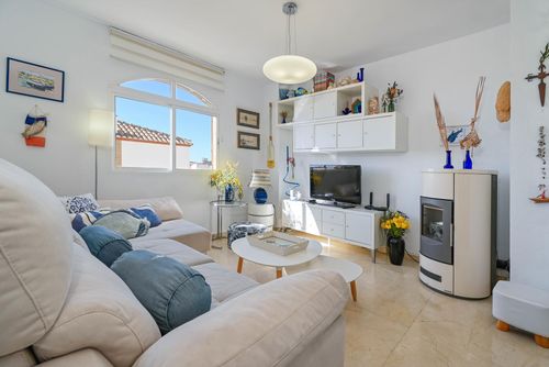 Marysol Penthouse hermoso y romántico en Jávea, Costa Blanca, España, con piscina comunitaria para 6 personas. La casa está situada en una zona residencial de playa, cerca de restaurantes y bares, tiendas y supermercados, a 500 m de la playa de la Grava y a 0,5 km del mar Mediterráneo, Jávea....