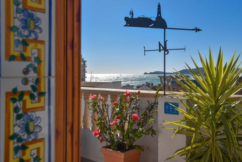 Marysol 4 pax Superbe et romantique penthouse avec piscine commune à Jávea, Costa Blanca, Espagne pour 4 personnes. La maison est située dans une zone résidentielle proche de la plage, à proximité de restaurants et bars, boutiques et supermarchés, à 500 mètres de la plage de Playa de la Grava et à 500 mètres de la mer Méditerranée, Jávea....