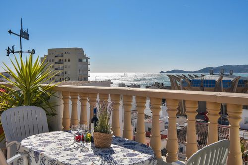 Marysol 4 pax Superbe et romantique penthouse avec piscine commune à Jávea, Costa Blanca, Espagne pour 4 personnes. La maison est située dans une zone résidentielle proche de la plage, à proximité de restaurants et bars, boutiques et supermarchés, à 500 mètres de la plage de Playa de la Grava et à 500 mètres de la mer Méditerranée, Jávea....