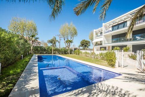 Brisa Marina II Modern and comfortable apartment with communal pool in Jávea, Costa Blanca, Spain for 4 people. The apartment is situated in a residential beach area, close to restaurants and bars, shops, supermarkets and a tennis court, 200 metres from Montañar I beach and 0....