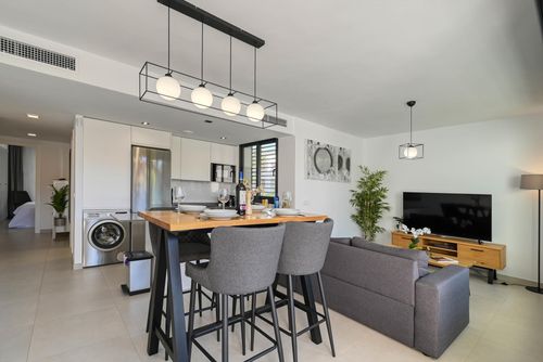 Brisa Marina II Appartement moderne et confortable avec piscine commune à Javea, Costa Blanca, Espagne pour 4 personnes. L'appartement est situé dans un quartier résidentiel de la plage, à proximité de restaurants et bars, magasins, supermarchés et d'un court de tennis, à 200 m de la plage Montañar I et à 0,2 km de la mer Méditerranée....