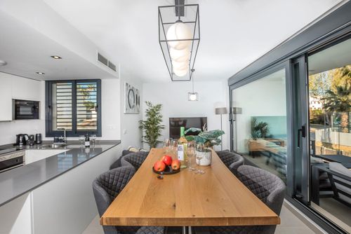 Brisa Marina II Apartamento moderno y confortable con piscina comunitaria en Jávea, Costa Blanca, España para 4 personas. El apartamento está situado en una zona residencial cerca de la playa, a proximidad de restaurantes y bares, tiendas, supermercados y una pista de tenis, a 200 m de la playa Montañar I y a 0,2 km del Mar Mediterráneo....