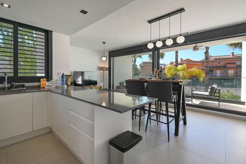 Brisa Marina II Moderne og komfortabel leilighet med felles svømmebasseng i Javea, Costa Blanca, Spania for 4 personer. Leiligheten ligger i et boligområde nær stranden, i nærheten av restauranter og barer, butikker, supermarkeder og en tennisbane, kun 200 m fra Montañar I-stranden og 0,2 km fra Middelhavet....