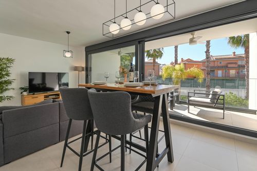 Brisa Marina II Appartement moderne et confortable avec piscine commune à Javea, Costa Blanca, Espagne pour 4 personnes. L'appartement est situé dans un quartier résidentiel de la plage, à proximité de restaurants et bars, magasins, supermarchés et d'un court de tennis, à 200 m de la plage Montañar I et à 0,2 km de la mer Méditerranée....
