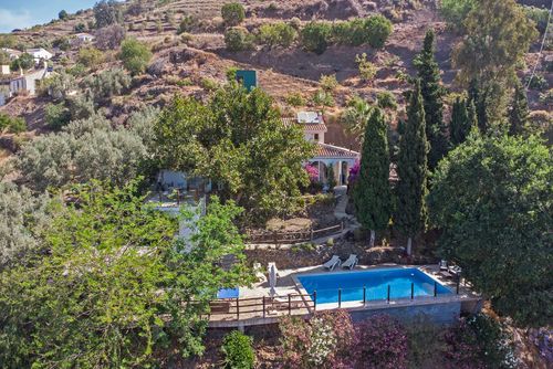 Villa moderna con preciosas vistas en Cómpeta AX-2CP Villa med privat pool i Competa, Costa del Sol, Spanien til 16 personer. Huset ligger i et landligt, skovrigt og bjergrigt område og er 6 km fra Sayalonga....