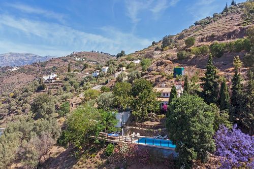 Villa moderna con preciosas vistas en Cómpeta AX-2CP Villa con piscina privada en Cómpeta, Costa del Sol, España, para 16 personas. La casa está situada en una zona rural, boscosa y montañosa, a 6 km de Sayalonga....