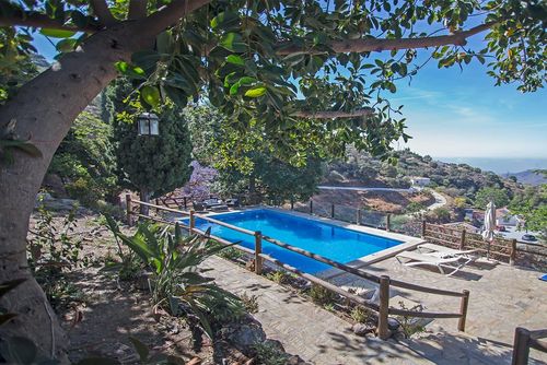 Villa moderna con preciosas vistas en Cómpeta AX-2CP Villa con piscina privada en Cómpeta, Costa del Sol, España, para 16 personas. La casa está situada en una zona rural, boscosa y montañosa, a 6 km de Sayalonga....