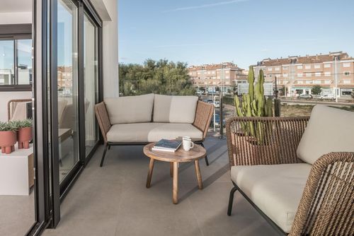 Bardisa del Arenal Moderne und schöne Wohnung in Xàbia, Costa Blanca, Spanien mit Gemeinschaftspool für 4 Personen. Die Wohnung befindet sich in einem Wohn- und hügeligen Strandgebiet, in der Nähe von Restaurants und Bars, Geschäften, Supermärkten und einem Tennisplatz, 1 km vom Strand Arenal und 1 km vom Mittelmeer entfernt....
