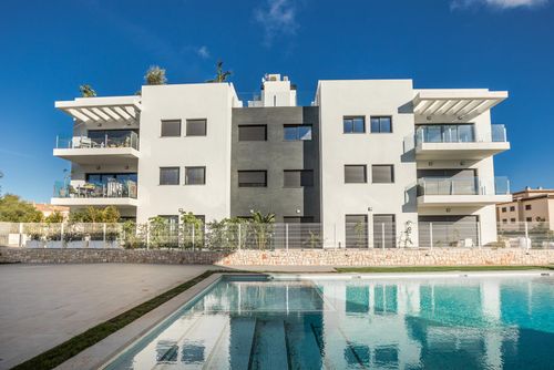 Bardisa del Arenal Moderne und schöne Wohnung in Xàbia, Costa Blanca, Spanien mit Gemeinschaftspool für 4 Personen. Die Wohnung befindet sich in einem Wohn- und hügeligen Strandgebiet, in der Nähe von Restaurants und Bars, Geschäften, Supermärkten und einem Tennisplatz, 1 km vom Strand Arenal und 1 km vom Mittelmeer entfernt....