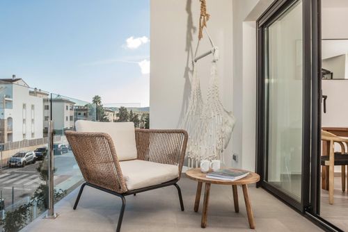 Bardisa del Arenal Modern and nice apartment in Xàbia, Costa Blanca, Spain with communal pool for 4 persons. The apartment is situated in a residential and hilly beach area, close to restaurants and bars, shops, supermarkets and a tennis court, at 1 km from Arenal Beach and at 1 km from the Mediterranean....