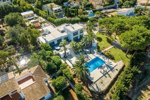 Villa Amantos Modern and comfortable villa in Denia, Costa Blanca, Spain with private pool for 12 persons. The house is situated in a coastal, wooded, residential and mountainous area and 4 km from Playa Punta Raset beach....