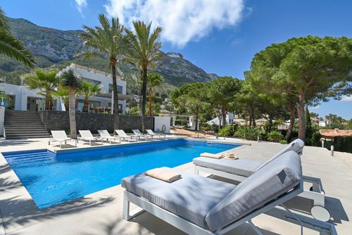 Villa Amantos Moderne und reizvolle Villa mit privatem Pool in Denia, Costa Blanca, Spanien für 12 Personen. Das Haus befindet sich in einer Küsten-, Wald-, Wohn- und Bergregion, 4 km vom Strand Playa Punta Raset entfernt....