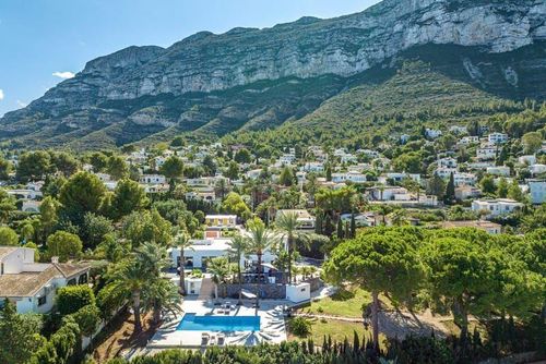 Villa Amantos Modern and comfortable villa in Denia, Costa Blanca, Spain with private pool for 12 persons. The house is situated in a coastal, wooded, residential and mountainous area and 4 km from Playa Punta Raset beach....