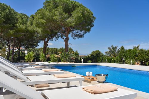 Villa Amantos Moderne en mooie villa met privézwembad in Denia, Costa Blanca, Spanje voor 12 personen. Het huis is gelegen in een kustgebied met bossen, een residentiële en bergachtige omgeving en ligt op 4 km van het strand Playa Punta Raset....