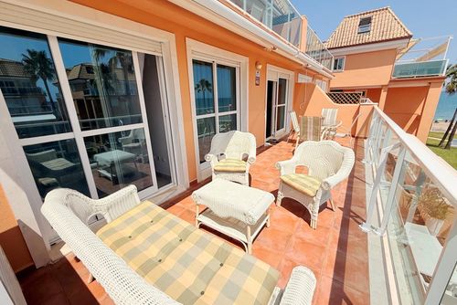 Mirador al Mar 72 by homeprive Hermoso y cómodo apartamento en Denia, Costa Blanca, España, con una piscina comunitaria para 4 personas. El apartamento se encuentra en una zona residencial cerca de la playa, a poca distancia de restaurantes, bares y supermercados, y a solo 25 m de la playa....