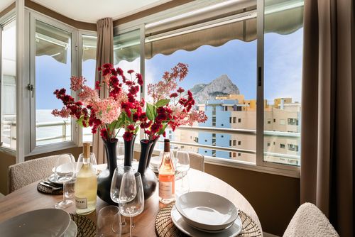 Aquamarina III Beachside Hermoso y lujoso apartamento en Calpe, Costa Blanca, España, con piscina comunitaria para 4 personas. El apartamento está situado en un complejo vacacional, en una zona residencial de playa, cerca de restaurantes y bares, tiendas y supermercados, a 25 metros de la playa de la Fossa y a 25 metros del mar Mediterráneo....