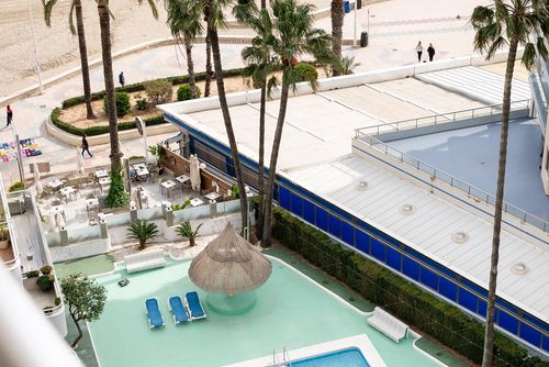 Aquamarina III Beachside Prachtig en luxe appartement in Calpe, Costa Blanca, Spanje met gemeenschappelijk zwembad voor 4 personen. Het appartement is gelegen in een vakantiecomplex, in een residentiële strandomgeving, dicht bij restaurants en bars, winkels en supermarkten, op 25 meter van het strand Playa de la Fossa en 25 meter van de Middellandse Zee....