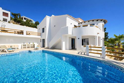 Dalias 8 pax Moderne en comfortabele villa met privézwembad in Benitachell, Costa Blanca, Spanje voor 8 personen. Het huis is gelegen in een residentiële strandwijk, op 3 km van het strand Cala Moraig en op 3 km van Poble Nou de Benitachell....