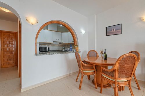 Chu Tung Meraviglioso e confortevole appartamento a Benitachell, Costa Blanca, Spagna per 4 persone. L'appartamento è situato in una zona residenziale vicino alla spiaggia, a 3 km dalla spiaggia di Cala Moraig e a 3 km da Poble Nou de Benitachell....