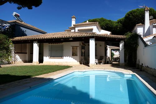 La Galeona Holiday house with private pool in Chiclana de la Frontera, Costa de la Luz, Spain for 9 persons. The house is situated in a coastal and residential area, close to a tennis court and 2 km from Barrosa Beach....