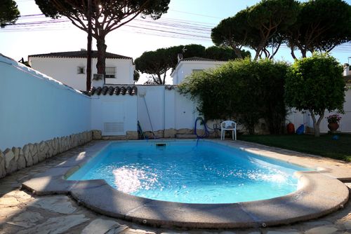 La Galeona Holiday house with private pool in Chiclana de la Frontera, Costa de la Luz, Spain for 9 persons. The house is situated in a coastal and residential area, close to a tennis court and 2 km from Barrosa Beach....