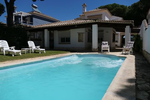 La Galeona Holiday house with private pool in Chiclana de la Frontera, Costa de la Luz, Spain for 9 persons. The house is situated in a coastal and residential area, close to a tennis court and 2 km from Barrosa Beach....