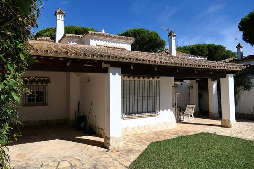La Galeona Holiday house with private pool in Chiclana de la Frontera, Costa de la Luz, Spain for 9 persons. The house is situated in a coastal and residential area, close to a tennis court and 2 km from Barrosa Beach....