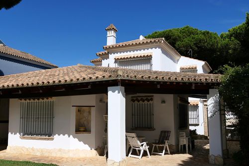 La Galeona Casa de vacaciones con piscina privada en Chiclana de la Frontera, Costa de la Luz, España para 9 personas. La casa está situada en una zona costera y residencial, cerca de una pista de tenis y a 2 km de la Playa de Barrosa....
