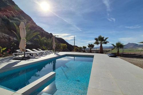 Casa Cocon Hermosa y alegre villa en Águilas, Murcia, España, con piscina privada para 4 personas. La casa cuenta con 2 dormitorios y 1 baño....