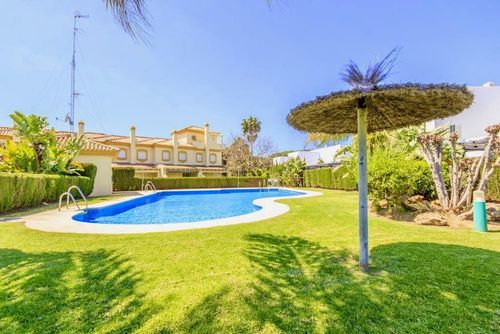 Brisamar Golf Casa clásica y cómoda con piscina comunitaria en Chiclana de la Frontera, Costa de la Luz, España, para 6 personas. La casa está situada en una zona urbana de playa, cerca de una cancha de tenis y a 2 km de la playa de La Barrosa....