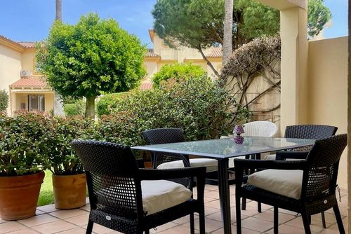 Brisamar Golf Classic and comfortable house with communal pool in Chiclana de la Frontera, Costa de la Luz, Spain for 6 persons. The house is situated in an urban beach area, close to a tennis court and 2 km from La Barrosa beach....