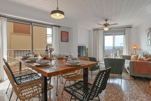 Pueblo Historico Groot en comfortabel appartement in Jávea, Costa Blanca, Spanje voor 8 personen. Het appartement ligt in een stedelijk gebied, dicht bij restaurants en bars, winkels en supermarkten, en 1 km van het strand La Grava, Puerto, Jávea....