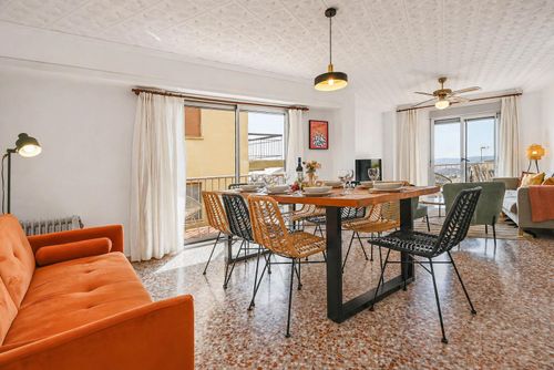 Pueblo Historico Apartamento grande y cómodo en Jávea, Costa Blanca, España, para 8 personas. El apartamento está situado en una zona urbana, cerca de restaurantes y bares, tiendas y supermercados, y a 1 km de la playa La Grava, Puerto, Jávea....