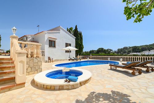 Calma Marina Wunderbare und klassische Villa in Moraira, Costa Blanca, Spanien mit beheiztem Pool für 8 Personen. Das Haus befindet sich in einer Wohngegend am Strand, in der Nähe von Restaurants, Bars und Supermärkten, 500 m vom Strand Cala Andrago und 0,5 km vom Mittelmeer entfernt....