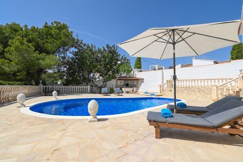 Calma Marina Prachtige en klassieke villa in Moraira, Costa Blanca, Spanje met verwarmd zwembad voor 8 personen. Het huis ligt in een residentiële strandwijk, dicht bij restaurants, bars en supermarkten, op 500 m van het strand Cala Andrago en 0,5 km van de Middellandse Zee....