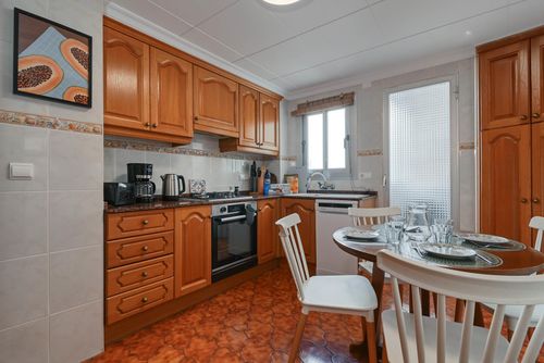 Pueblo Historico 6 pax Stor og komfortabel leilighet i Jávea, Costa Blanca, Spania for 6 personer. Leiligheten ligger i et urbant område, nær restauranter og barer, butikker og supermarkeder, og er kun 1 km fra La Grava, Puerto, Jávea-stranden....